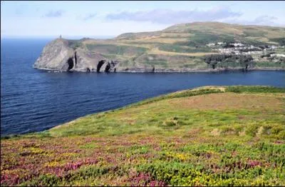 Laquelle de ces îles ou lequel de ces archipels se trouve au milieu de la mer d'Irlande ?