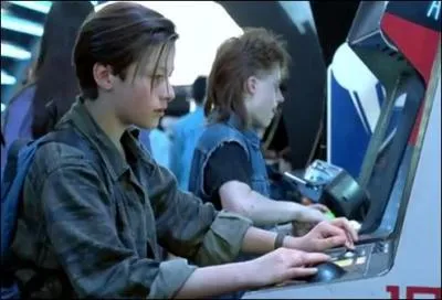 Où se passe la première rencontre entre John Connor et le T-1000 ?