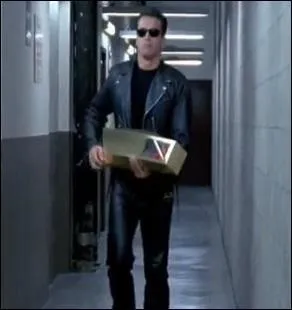 Qu'est-ce que le T-800 cache dans sa grande boîte dorée ?