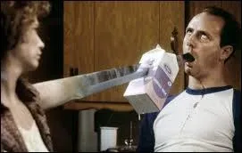 Quand le T-800 imite la voix de John au téléphone, comment fait-il pour savoir que les parents adoptifs de John sont morts ?