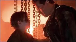 Et que devient le T-800 à la fin du film ?
