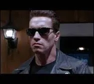 Comment Schwarzy est-il habillé et quelle arme a-t-il lors de sa première apparition dans le film ?