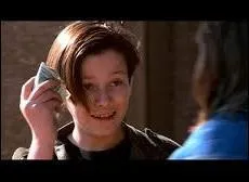 Que dit John en regardant son copain après avoir retiré de l'argent au distributeur automatique ?