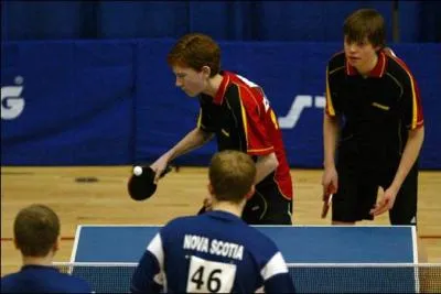 Quand le ping-pong se joue à quatre, on dit qu'on joue ...