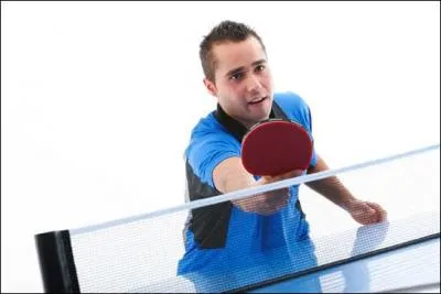 A-t-on le droit de poser la main sur la table (en championnat) ?