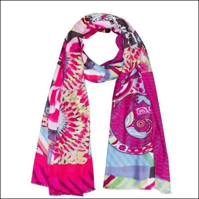 Hé oui, le foulard ! Il illumine votre look seventies. Reconnaissez-vous la marque de celui-ci ?