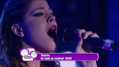 Grâce à qui Violetta reparle-t-elle à son père ?