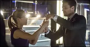 Oliver a ouvert une boîte de nuit, et le sous-sol est son repaire. Il a dit à tous le monde que c'était :