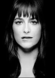 Quel geste Anastasia fait-elle tout le temps et qui excite Christian ?