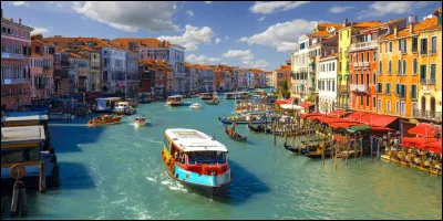 Quel nom portent les bateaux-autobus utilisés pour se déplacer ?