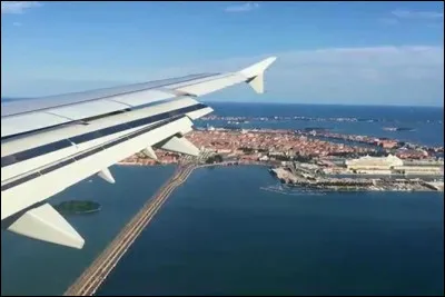 Quel nom porte l'aéroport qui dessert la ville de Venise ?