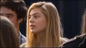 Que décide-t-elle de prendre comme cours ?