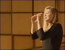 Quelle chanson Louane chante-t-elle au concours de chant à Paris ?