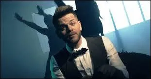 "Lève-les, lève-les, lève les mains en l'air 
Moi j'ai choisi la musique car je préfère l'atmosphère..."