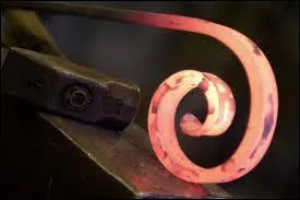 Quel nom donne-t-on à cet artisan expert dans la conception d'éléments architecturaux en fer forgé ?