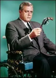 "L'Homme de fer" est une série policière américaine, originalement diffusée de 1967 à 1975. Dans cette fiction, comment se nomme le personnage principal incarné par l'acteur Raymond Burr ?