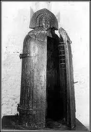 Ce charmant instrument de torture se compose d'un sarcophage, en bois ou en fer, dont l'intérieur est garni de plusieurs grandes pointes métalliques acérées. Cela porte le nom de :