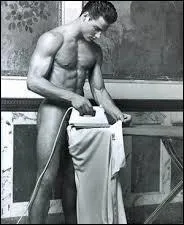 De quelle nationalité est l'inventeur du premier fer à repasser doté d'une résistance électrique, élément essentiel permettant au fer de chauffer rapidement et longtemps ?