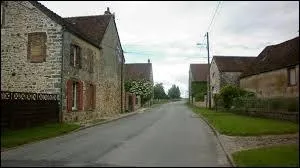 Nous traversons le village Seine-et-Marnais de Louan-Villegruis-Fontaine. Nous sommes en région ...