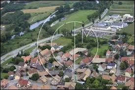 Nous survolons le village de Réguisheim, situé en région ...