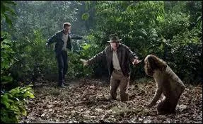 S'agiter vivement pour sortir d'une situation délicate, c'est "se démener comme le diable au fond d'un...".