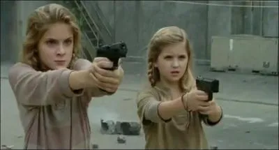 A la prison , après la mort de leur père, Lizzy et Mika sont recueillies par ?