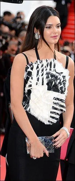 De quelle couleur sont ses yeux ?