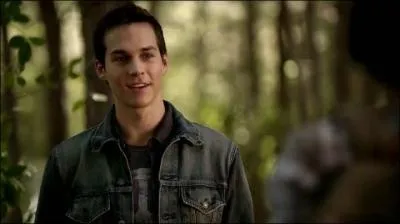 Épisode 11 : quel est l'objet que fait fondre Kai lorsqu'il retient Elena captive ?