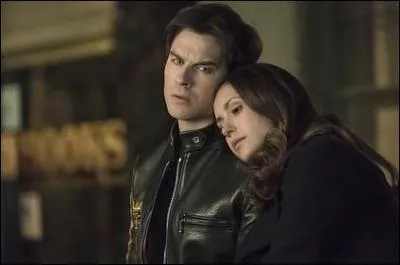 Épisode 9 : combien de temps ont Damon et Elena lorsqu'ils sont envoyés en 1994 ?