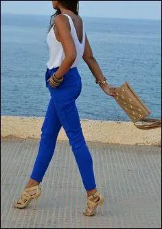 On n'oublie pas les couleurs flashy style 80's. Quelle est la couleur de ce pantalon ?