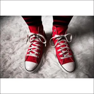 On ne sort pas sans chaussures, elle viennent aussi de l'ère 80's, ce sont (de manière générale) les...