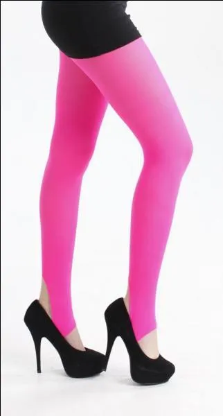 Comment s'appelle ce pantalon plutôt extensible avec un genre d'élastique qui se place sous le pied ? Oui, c'était vraiment la tendance à l'époque.