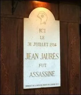 Dans quel café parisien peut-on voir cette plaque commémorative ? (Rappel)