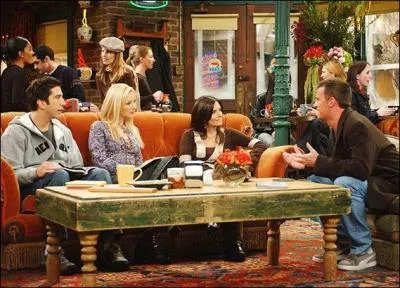 Comment s'appelle le café où la bande de Friends prend toujours place dans les divans ?