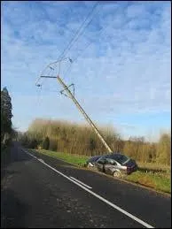 Une personne est victime d'un accident avec sa voiture et a sectionné un poteau électrique, ...