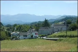 Moncayolle-Larroy-Mendibieu est un village aquitain situé dans le département ...