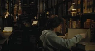 L'école de magie de Poudlard possède une bibliothèque. Dans "Harry Potter à l'école des sorciers", Harry Potter s'y rend clandestinement. Quelles personnes croisent-ils sur son chemin dans le film (dans le bon ordre) ?