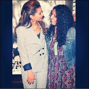 Quel est le nom de chanteuse de sa mère ?