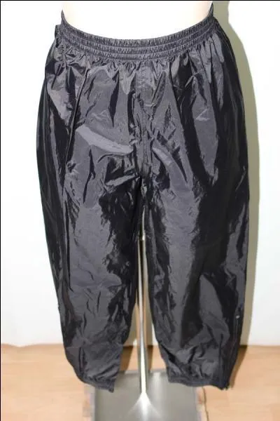 Quelle est la matière de ce pantalon brillant, que la quasi-totalité des garçons portaient ?
