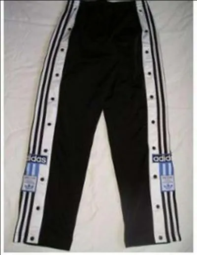Quelle est la particularité de ce pantalon ? Il a des...