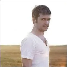 Lequel de ces chanteurs a un album nommé "Le même soleil" ?