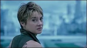 Pourquoi Tris se coupe-t-elle les cheveux ?