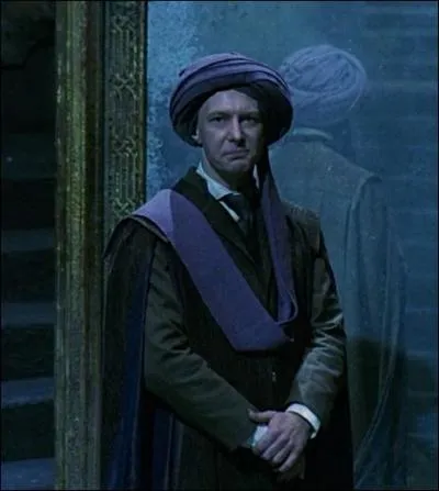 En 1992, à la fin de "Harry Potter à l'école des sorciers", Lord Voldemort se met en tête de trouver la Pierre Philosophale. Elle accorderait la vie éternelle. Quelle professeur contrôle-t-il afin de trouver cette pierre ?