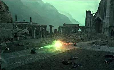 Lord Voldemort lance un Avada Kedavra à Harry Potter, détruisant alors un nouvel Horcruxe. Le Seigneur des Ténèbres pense avoir bataille gagnée mais dans la confusion, Harry Potter se relève, Neville Londubat détruit le septième et dernier Horcruxe, Nagini, et une confrontation finale s'engage. Où cette confrontation a lieu dans le film et PAS dans le livre ?