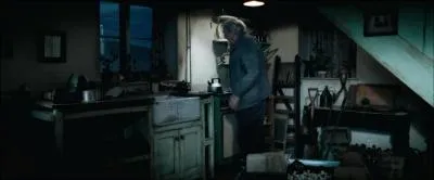 Nous sommes en été 1943. Tom Elvis Jedusor commence à devenir quelque peu dérangé puisqu'il se rend au manoir familial pour assassiner l'ensemble de sa famille. Il fait accuser son oncle Morfin Gaunt et prend sa bague. Quel sera le rôle de cette bague dans l'histoire ?