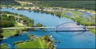 L'Elbe prend sa source en Allemagne, coule &agrave; travers le pays et se jette dans la mer du Nord.