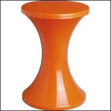 Le tabouret présent sur la photo est sorti dans les années 70.