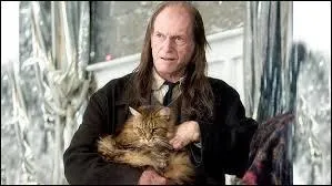 Comment s'appelle la chatte de Rusard ?