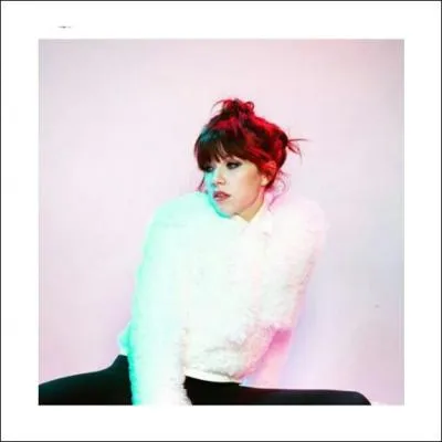 Comment cette chanteuse s'appelle-t-elle ?