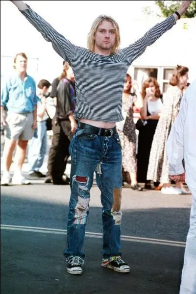 Les jeans bien amochés donnent un look ______ des 90's.
